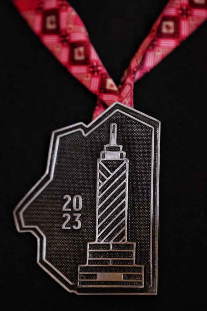 martibatres's tweet photo. ¡Maratón de la Ciudad de México, felicidades por tus primeros 40 años!

Hoy presentamos con @RicardoRuizSua2 @Javier_Hidalgo, @andreslajous, @NathalieDesplas, @OfeliaAngulo_, Jesús Esteva, @Adrianac_CDMX, @SSC_CDMX, la playera, medalla y el Operativo de Tránsito, Movilidad y Seguridad para dar garantía a los 30 mil corredores de la capital, el país y otras ciudades del mundo que participarán.

El Maratón es una expresión deportiva máxima, emblema de salud, de alegría, cultura urbana, espectáculo, atracción del turismo, pero sobre todo el mayor símbolo de proeza física y resistencia. 

Invitamos a las y los capitalinos a que salgan a rodear de solidaridad, apoyo y entusiasmo a los valientes corredores y corredoras.