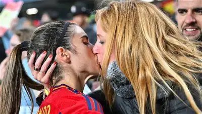radio__zek's tweet photo. Con questo bacio alla fidanzata, la giocatrice spagnola Alba Redondo aveva festeggiato il passaggio della sua squadra alle fasi successive del mondiale di calcio femminile.

Oggi la Spagna si è laureata campione del mondo. Un bacio portafortuna. 

#FIFAWomensWorldCup23 #FWWC23 🌈 https://t.co/YR1sWgDmfU