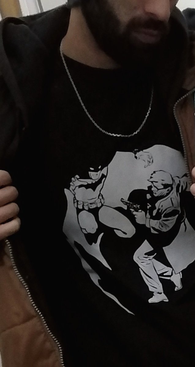 Falu_177's tweet photo. Best shirt ever.
#Batmanyearone #davemazzucchelli
#dccomics #dcfanboy https://t.co/gaWVgKQP3U