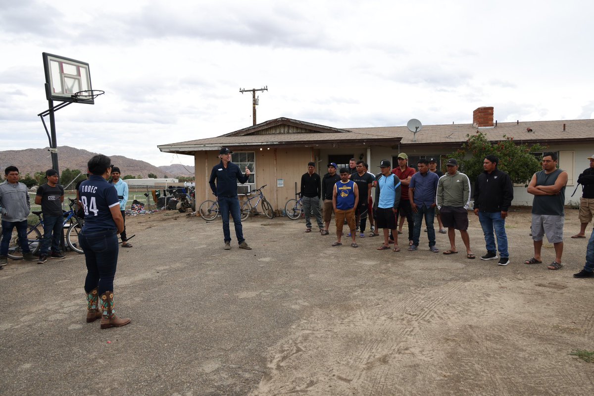 Community call centers are in action across Southern California, like @TODEC1, who are responding to requests for assistance from farmworkers & Spanish speakers.   Governor @GavinNewsom joined staff to pass out protective gear & resources at a nearby farmworker site.