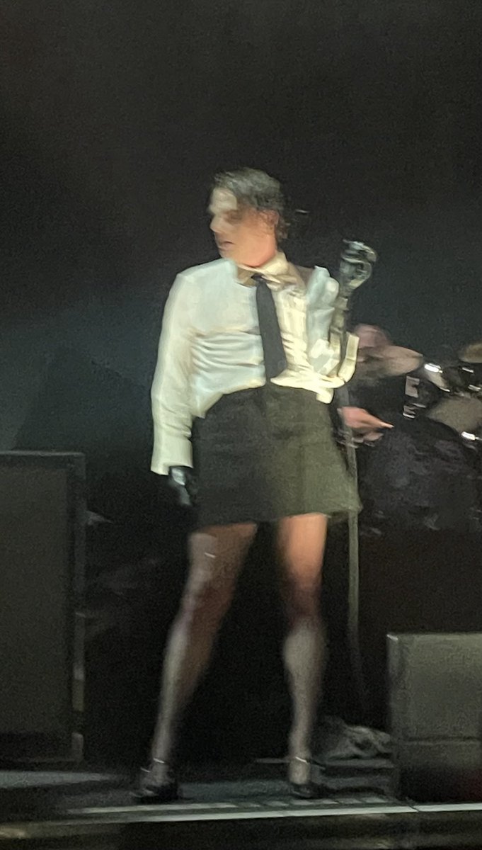 knivesfordays's tweet photo. the blurriest cuntiest pic i have ever accidentally taken in my life https://t.co/RJnqD7gSAR