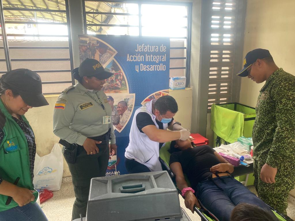 FNA_ArmadaCol's tweet photo. Nuestro #BFLIM32, en coordinación con el @COL_EJERCITO, @PoliciaColombia y entidades Regionales, realizó una Jornada de Apoyo al Desarrollo brindando los servició de salud y alimentación para la comunidad indígena “JIW” de la vereda El Barrancón Municipio de San José del Guaviare https://t.co/gI0bTTfmCn