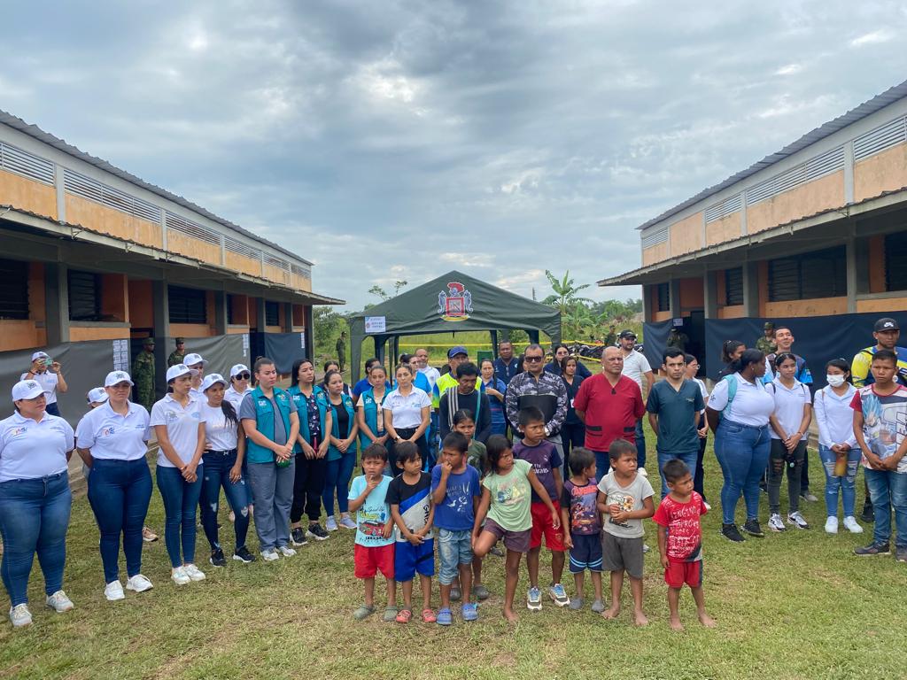 FNA_ArmadaCol's tweet photo. Nuestro #BFLIM32, en coordinación con el @COL_EJERCITO, @PoliciaColombia y entidades Regionales, realizó una Jornada de Apoyo al Desarrollo brindando los servició de salud y alimentación para la comunidad indígena “JIW” de la vereda El Barrancón Municipio de San José del Guaviare https://t.co/gI0bTTfmCn