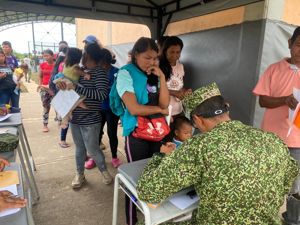 FNA_ArmadaCol's tweet photo. Nuestro #BFLIM32, en coordinación con el @COL_EJERCITO, @PoliciaColombia y entidades Regionales, realizó una Jornada de Apoyo al Desarrollo brindando los servició de salud y alimentación para la comunidad indígena “JIW” de la vereda El Barrancón Municipio de San José del Guaviare https://t.co/gI0bTTfmCn
