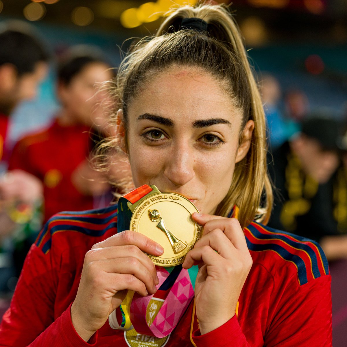 DAZN_ES's tweet photo. Qué dura es la vida a veces 😢💔

Olga Carmona hoy ha marcado el gol más importante de la historia del fútbol femenino español, pero también ha recibido la noticia del fallecimiento de su padre.

Ánimo, @7olgacarmona, estamos contigo 🖤 https://t.co/Yp360GgIS7