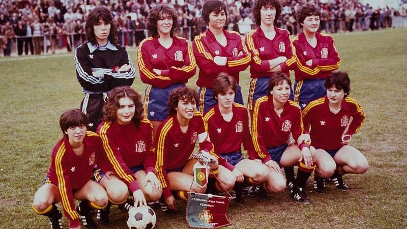 🇪🇸🇪🇸 5 de febreiro de 1983. A selección española de fútbol disputaba o seu primeiro partido oficial. Foi en Galicia, na localidade pontevedresa da Guarda, nun amigable ante Portugal. Na selección, cinco xogadoras galegas.
(Segue fío) 👇
📸<a href="/rfef/">RFEF</a>