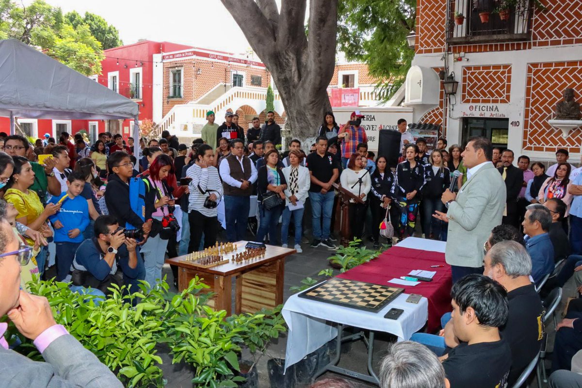 armentapuebla_'s tweet photo. ¡La #Disciplina y #Esfuerzo nos llevan a la victoria! 🏆

Llevamos a cabo el torneo de Ajedrez #PorAmorAPuebla, en el Barrio del Artista. Agradezco el acompañamiento de quienes participaron en la categoría libre, además de #Jóvenes, #Niñas y #Niños.

Nuestro objetivo es trabajar articuladamente bajo la visión humanista del presidente @lopezobrador_, seguir #Transformando #Familias, recuperando valores y fomentando las actividades recreativas.