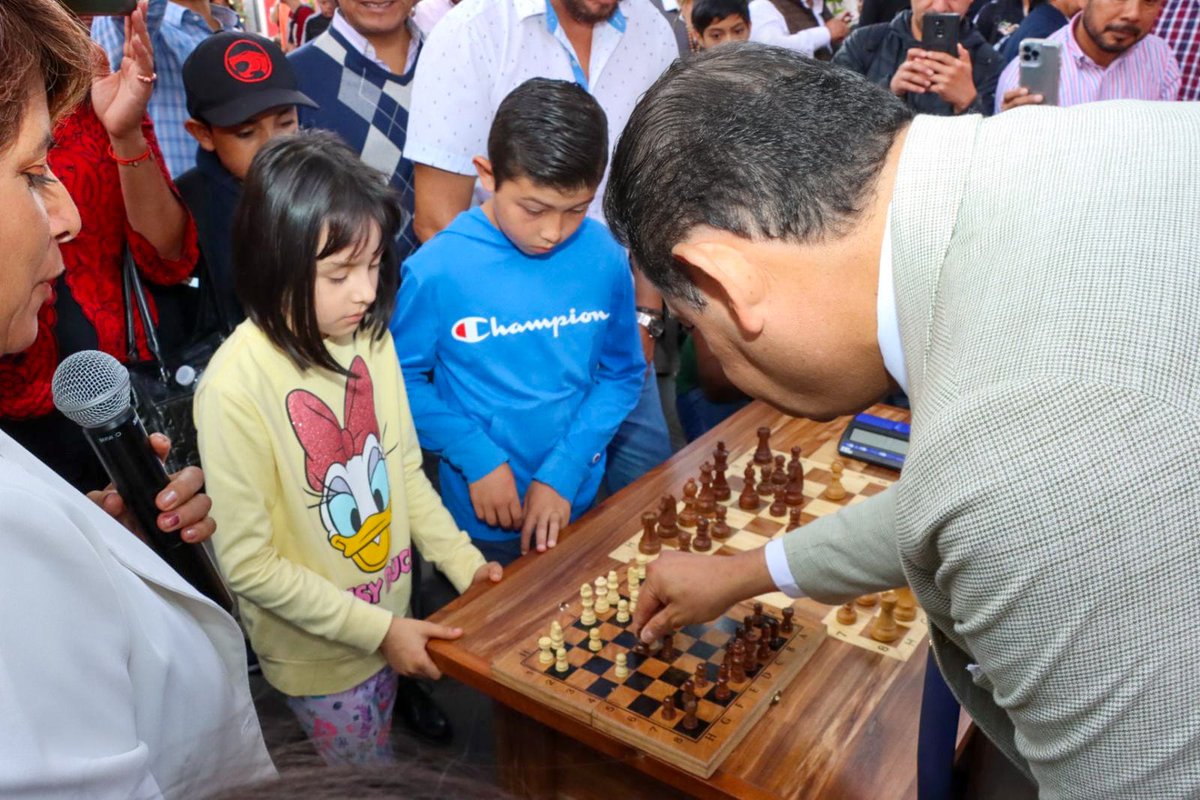 armentapuebla_'s tweet photo. ¡La #Disciplina y #Esfuerzo nos llevan a la victoria! 🏆

Llevamos a cabo el torneo de Ajedrez #PorAmorAPuebla, en el Barrio del Artista. Agradezco el acompañamiento de quienes participaron en la categoría libre, además de #Jóvenes, #Niñas y #Niños.

Nuestro objetivo es trabajar articuladamente bajo la visión humanista del presidente @lopezobrador_, seguir #Transformando #Familias, recuperando valores y fomentando las actividades recreativas.