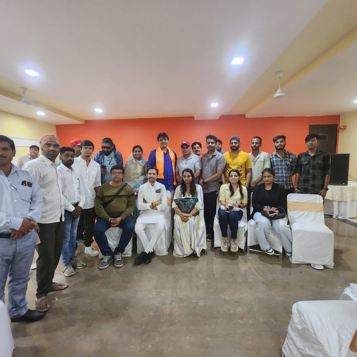 RahulsoniIT's tweet photo. विधायक प्रवास कार्यक्रम के अंतर्गत गुजरात से पधारे विधायक श्री संदीप देसाई जी ने विधानसभा 5 की सोशल मीडिया टीम एवं सोशल मीडिया इनफ्लूएंसरो के साथ संवाद किया। 
@MLASandipDesai https://t.co/iaSEwB3Lz8