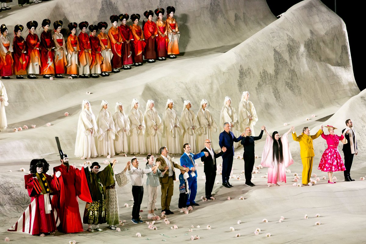 Nach 26 Aufführungen verabschieden wir uns von MADAME BUTTERFLY. Hier geht es zum Abschlussbericht 2023: pressefoyer.at/de/abschlussbe…
Wir freuen uns auf DER FREISCHÜTZ von Carl Maria von Weber von 17. Juli bis 18. August 2024.