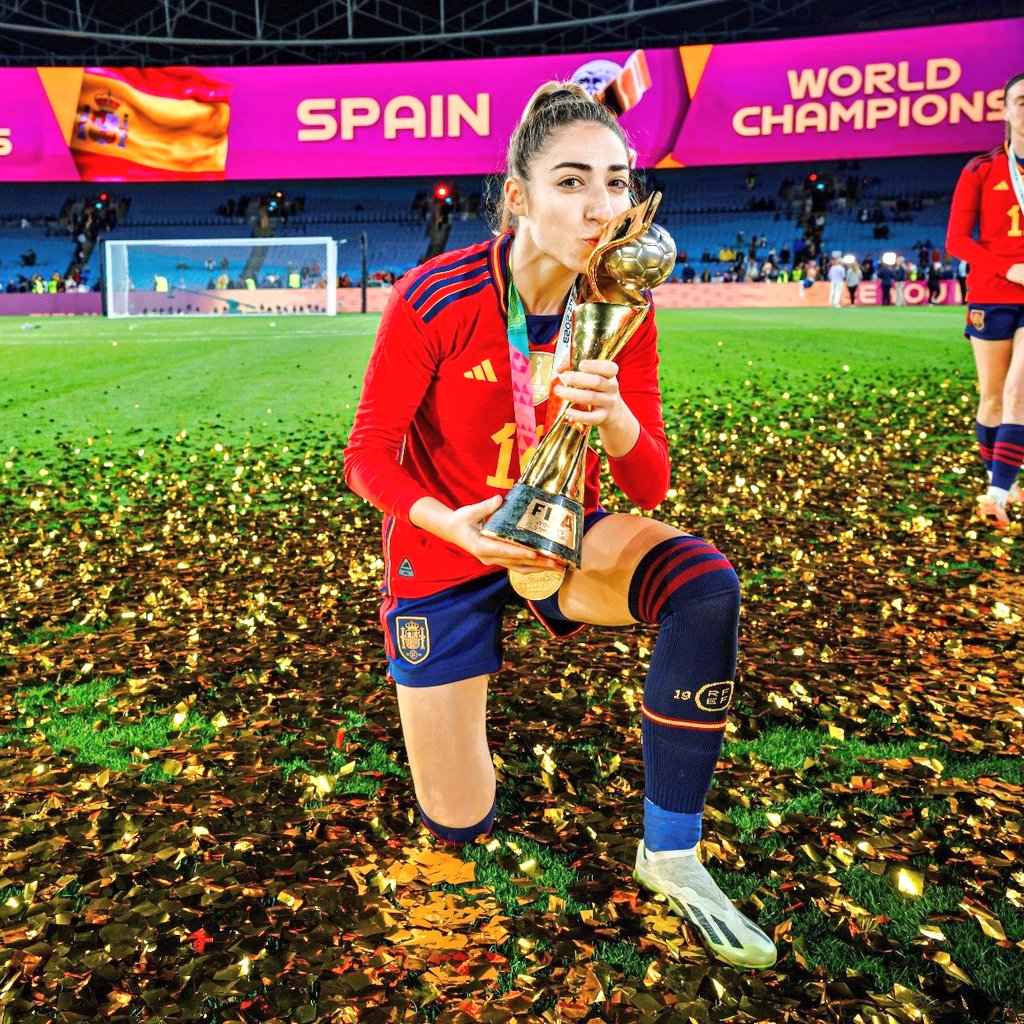 AlertaMundoNews's tweet photo. 🇪🇸😢 | Muere el padre de la jugadora Olga Carmona el mismo día que su hija marcó el gol que le dio el Mundial a España.

Su padre falleció antes de la final y ella lo supo después. https://t.co/kjhEdza8lc