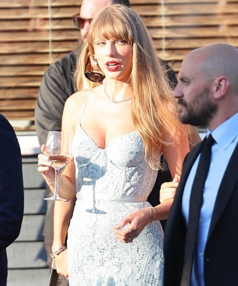 saltxair's tweet photo. i have been RIDICULED for being a white wine girly, i’ve gotten called SLURS and told to GROW UP by my “friends and family” since i don’t want to split a bottle of red so to know that taylor swift is unapologetically a white wine girly .. i now have strength to face all my haters https://t.co/ploOuqUvaG