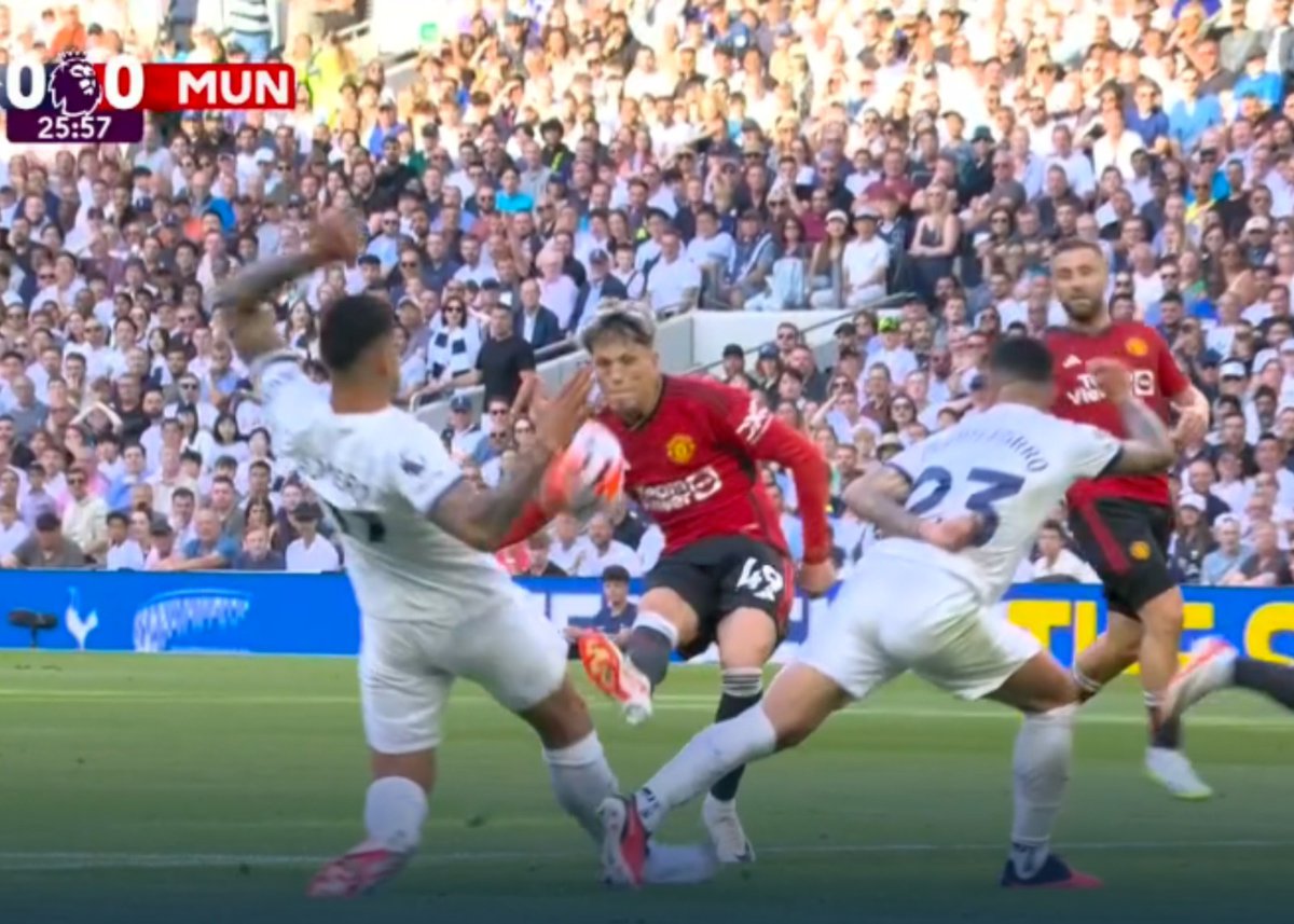 El fin de semana más loco en el mundo fútbol. La foto de la izquierda fue penal y la  de la derecho NO fue. 🙈

Insólito lo que le cobraron a <a href="/joaquin_jl/">joaquin lencinas</a>