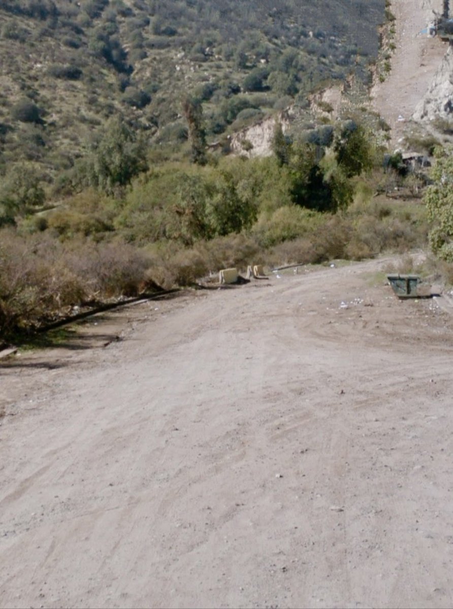 Kristian_Mella's tweet image. EL CAMINO SIN RETORNÓ

Muchos  llaman a este lugar El Camino sin Retorno en Puente Alto, el mismo que pueden ver en esta imagen. El camino esta entre los cerros. Se indica que siempre se ven extranjeros subir con animaltito pero jamás bajan con ellos de regreso.