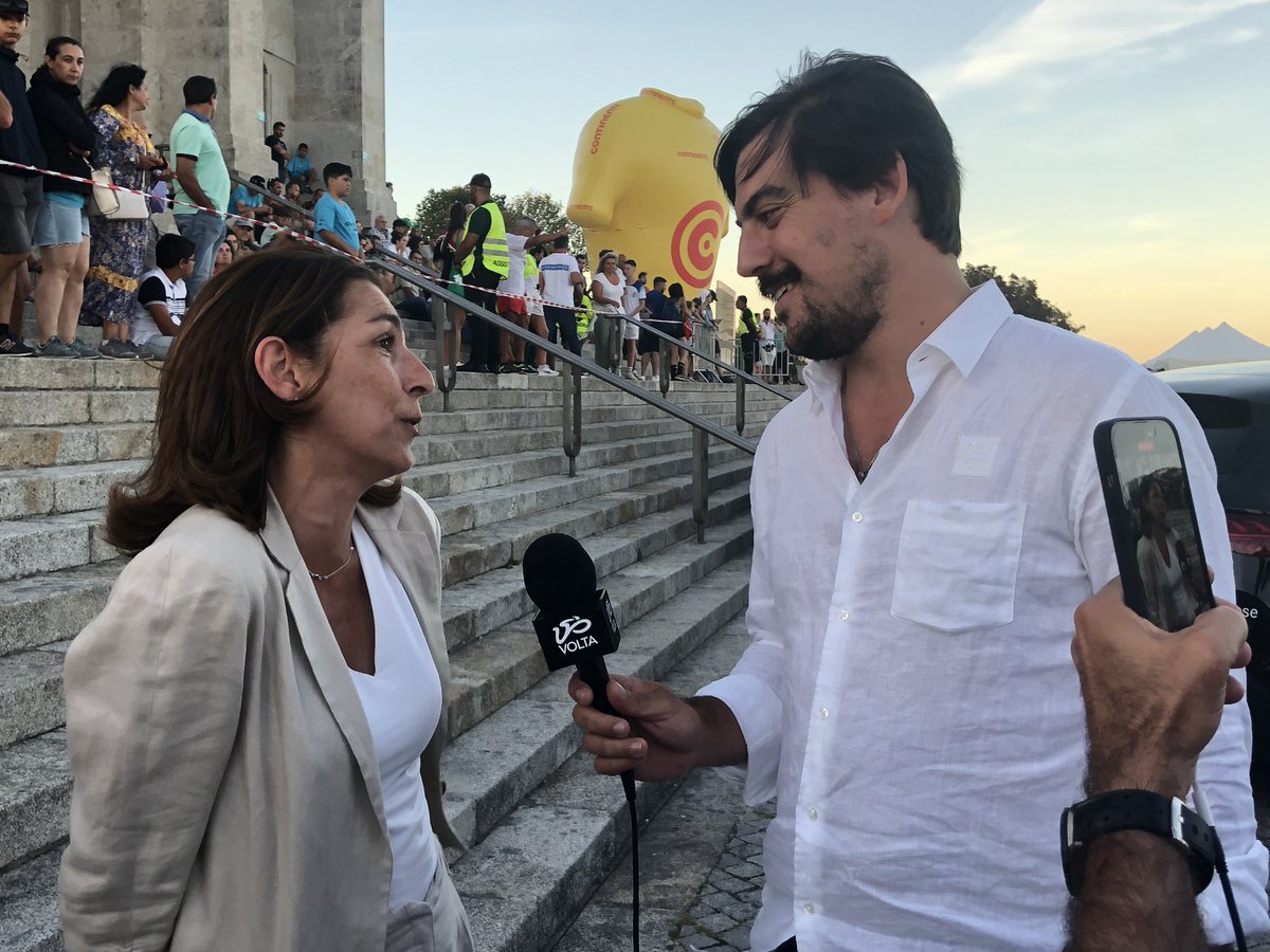 aparlamentares's tweet image. A #VoltaaPortugal testa a resistência, inspira a superação pessoal e a busca pela excelência. A Ministra @acmendes73 e o SE @jpcorreia_sejd tiveram hoje a oportunidade de acompanhar cada km da última etapa da Volta e participar na entrega dos prémios! Parabéns a todos os atletas!