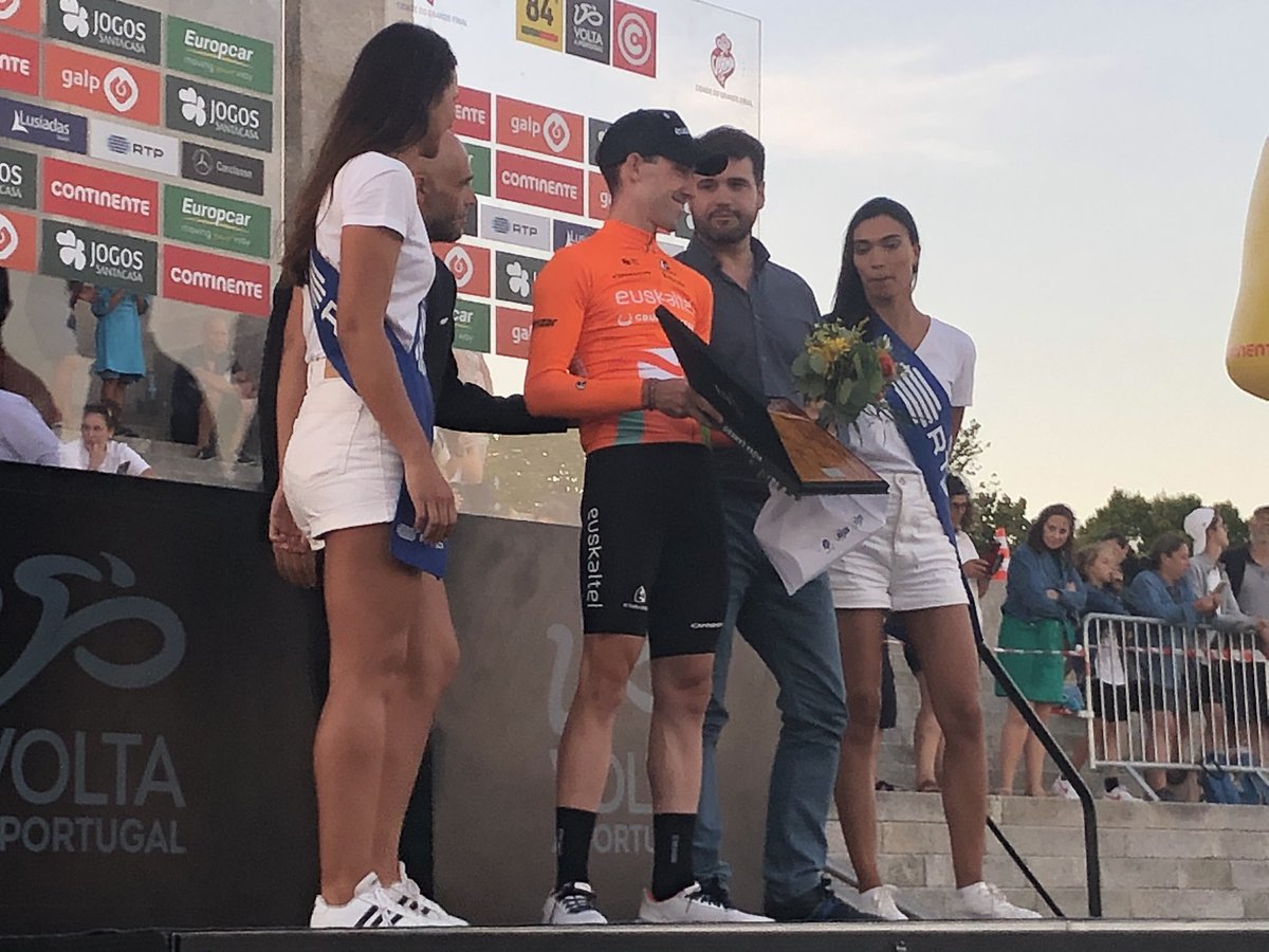 aparlamentares's tweet image. A #VoltaaPortugal testa a resistência, inspira a superação pessoal e a busca pela excelência. A Ministra @acmendes73 e o SE @jpcorreia_sejd tiveram hoje a oportunidade de acompanhar cada km da última etapa da Volta e participar na entrega dos prémios! Parabéns a todos os atletas!