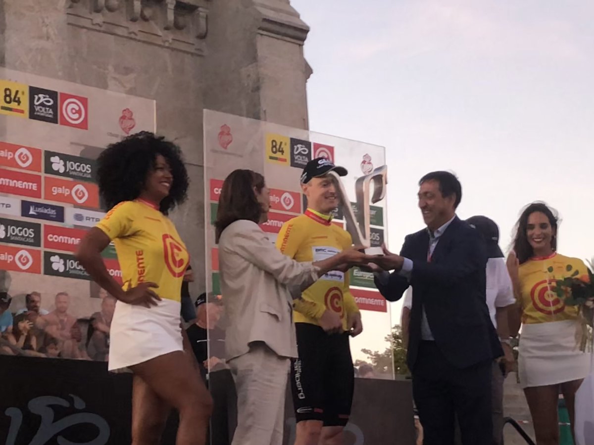 aparlamentares's tweet image. A #VoltaaPortugal testa a resistência, inspira a superação pessoal e a busca pela excelência. A Ministra @acmendes73 e o SE @jpcorreia_sejd tiveram hoje a oportunidade de acompanhar cada km da última etapa da Volta e participar na entrega dos prémios! Parabéns a todos os atletas!