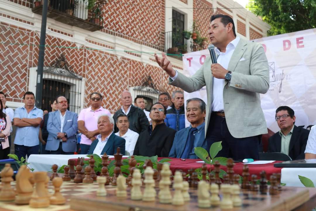 armentapuebla_'s tweet photo. Agradezco de manera especial, la presencia de grandes amigas y amigos que nos acompañaron en este torneo, maestro @RMorenoValleB, lic. @Majofar26, maestro, Alfonso Aguirre, directora estatal de Ajedrez, @NSabomnim, maestro @PavelGaspar4, GM, Kevin Cori Quispe, Internacional Máster, Rafael Emilio Espinoza Flores, presidente de la CODEME, Dr. Francisco Cabezas, presidente de Densho Juku Internacional, Koichi Choda Watanabe, presidente de la Federación Mexicana de Físico Constructivismo,  Lic Marcos Cabezas, presidente de la Federación Mexicana de Karate y Artes Marciales Afines, Shihan Óscar Godínez, presidente de la Mesa Directiva del Barrio del Artista, maestro Alberto Gómez, maestro @AurelioLeonorS, maestro Manuel Raigadas.