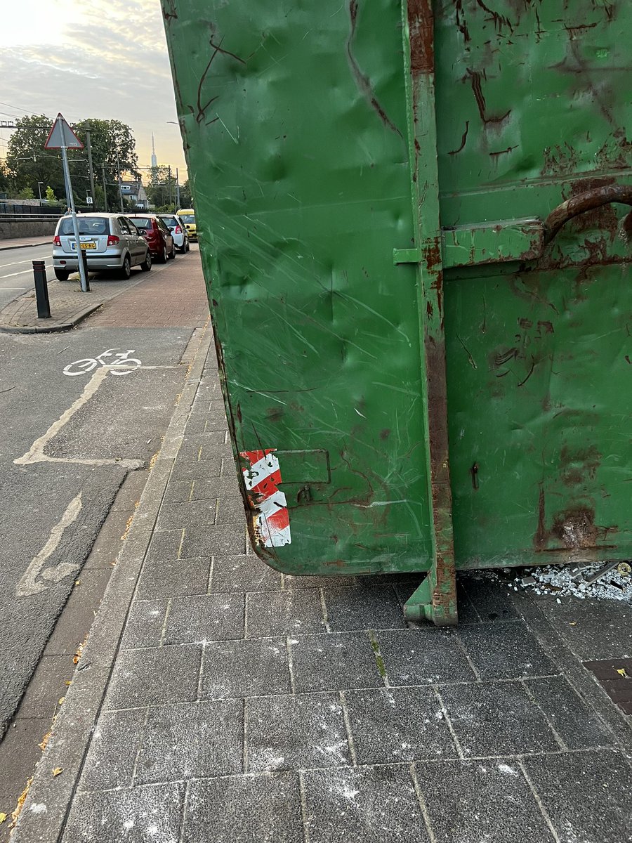Waar wilt u de container hebben? 
Vastgoedbobo: Ja
•
•
•
.<a href="/GemeenteHsum/">Gemeente Hilversum</a> 
De stoep aan de Noorderweg wordt geblokkeerd en mensen moeten over het fietspad lopen, met rommelige en onveilige verkeerssituatie tot gevolg. 
#Hilversum