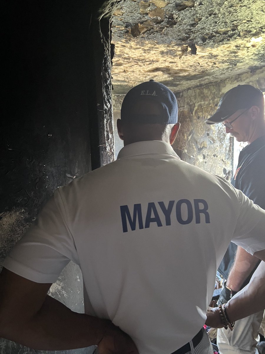 NYCMayorsOffice's tweet image. .@NYCMayor tours the scene of today's fire in Brownsville.