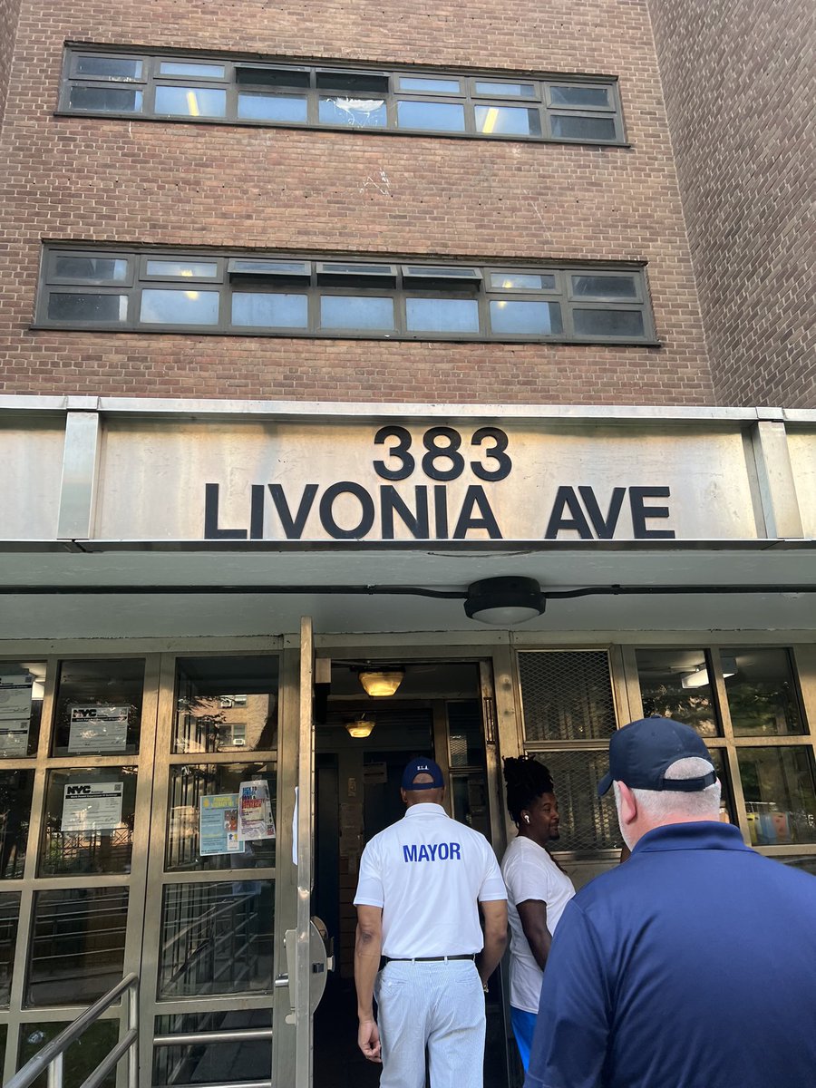 NYCMayorsOffice's tweet image. .@NYCMayor tours the scene of today's fire in Brownsville.