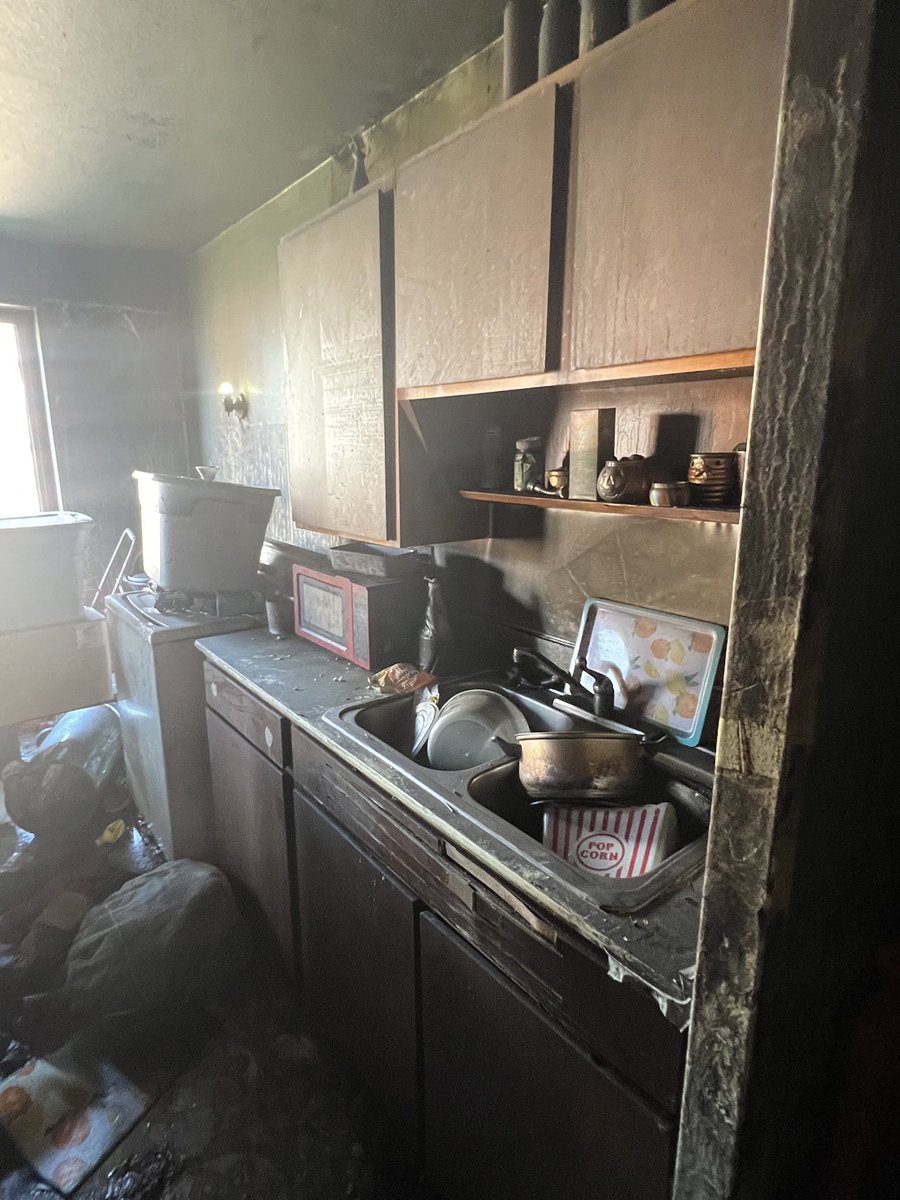 NYCMayorsOffice's tweet image. .@NYCMayor tours the scene of today's fire in Brownsville.