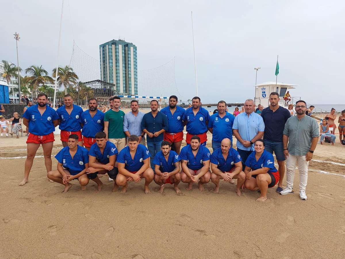 jacobo_medina's tweet photo. 🇮🇨 ¡Regresó la luchada de San Ginés! 

🫂 Pudimos ver un gran encuentro entre los combinados Zonzamas y Tahona en la playa de El Reducto. https://t.co/BuY1FfIvc6