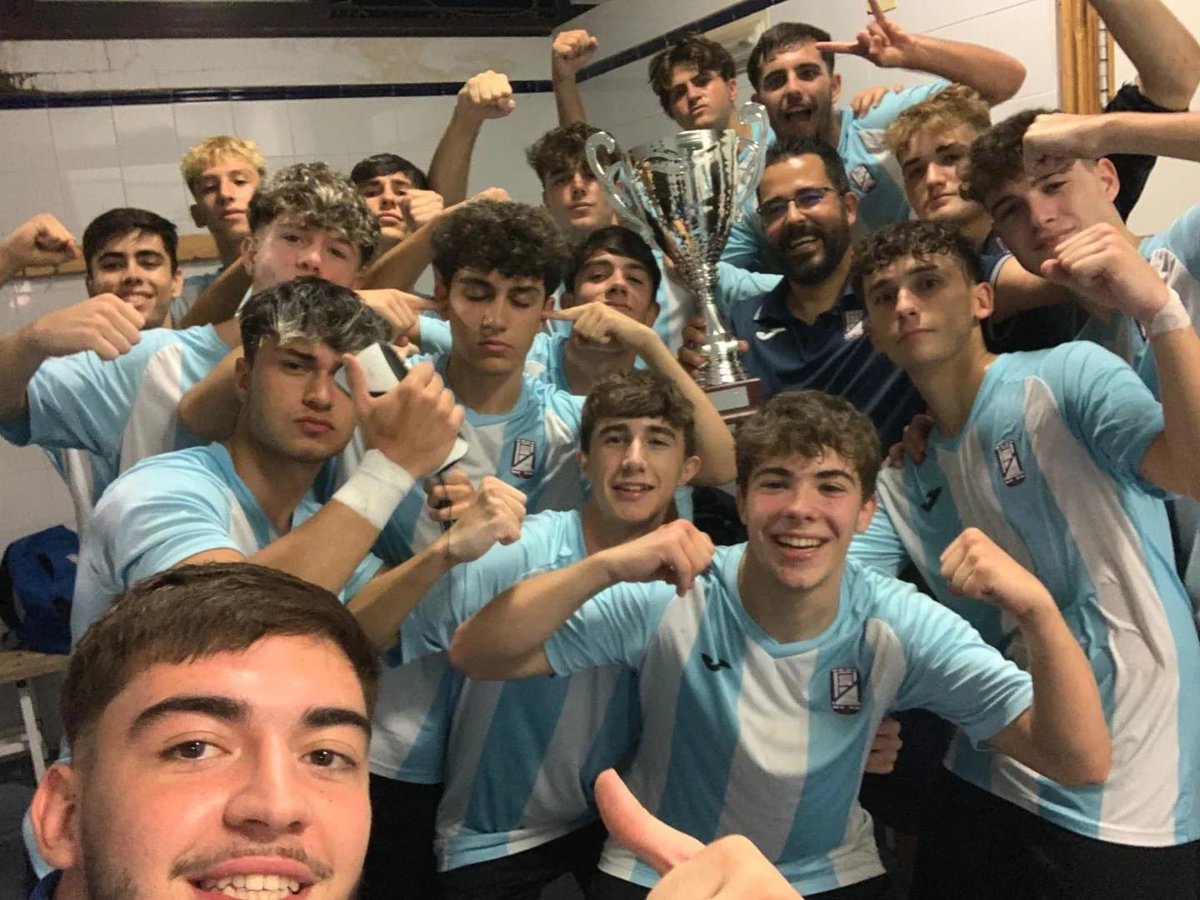 🏆Ayer nuestro Juvenil A se proclamó campeón del Torneo de Alcolea darle la enhorabuena a este equipo y cuerpo técnico que empieza la pretemporada con muy buenas sensaciones! 
Grandes! 💪🏻💙🤍
#DBCF
#SanLorenzo