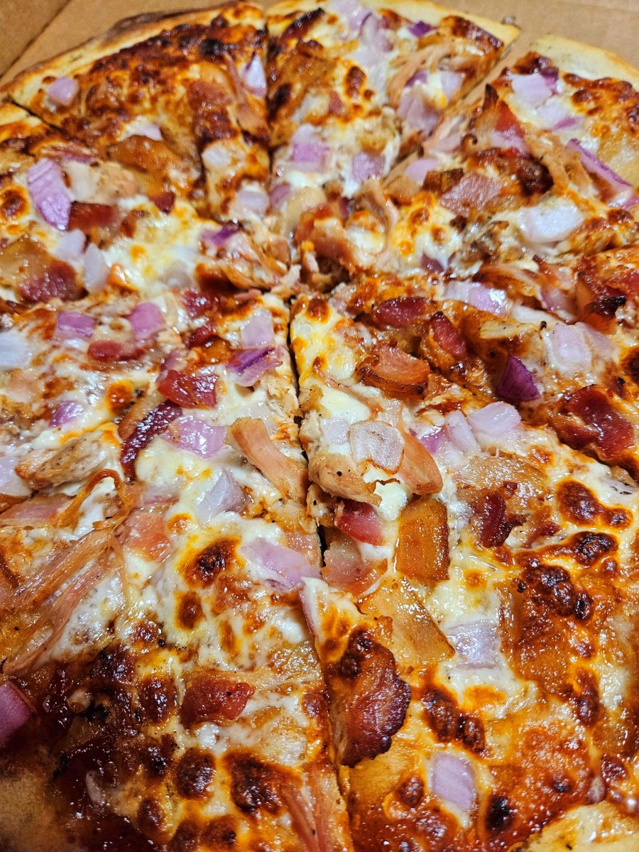 MidniteSlice's tweet photo. All Large Pizzas 15$!!! Get any specialty or build your own it's still 15$!!! 
Come dine in our crispy cool dining room, or get et delivered!!! https://t.co/R4INoSam0E