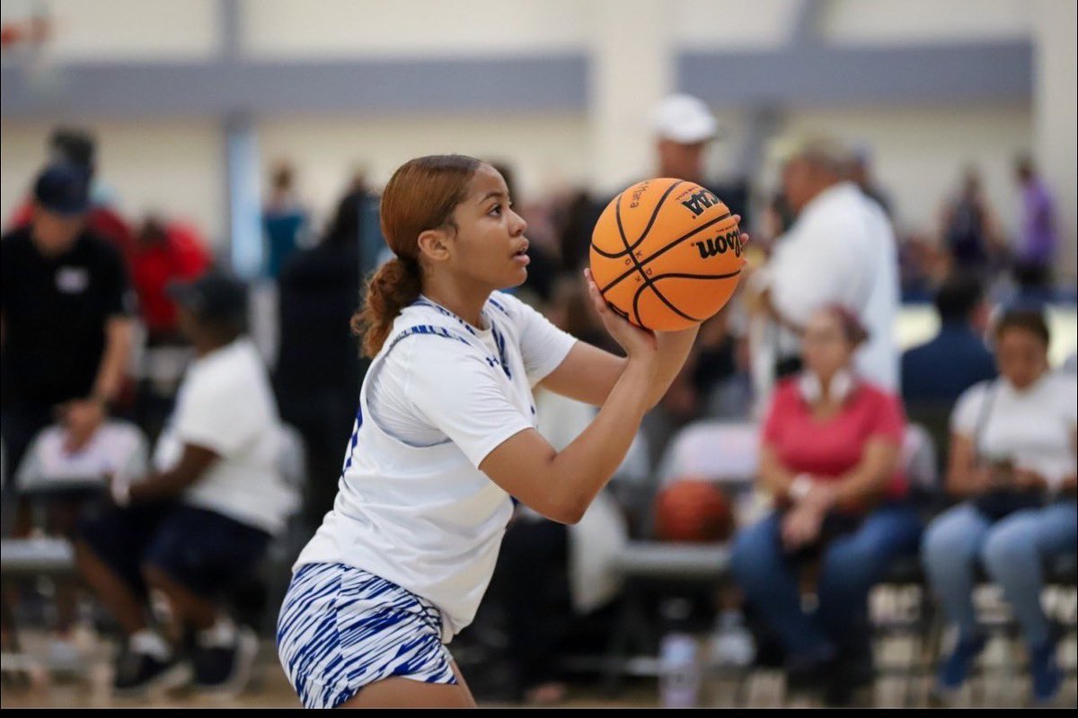Kali_SaS_'s tweet photo. There’s a new comer in Southern California by way of Roosevelt High in Corona California…. Mylah Lewis averaged 19.6 PPG, 3.8 RPG, 1.5 APG, and 1.5 SPG in the summer….with 2 years to play she will be a sight to watch… Tune in!! #kalistars #kalistarsandscholars https://t.co/g8xpJh2fiA