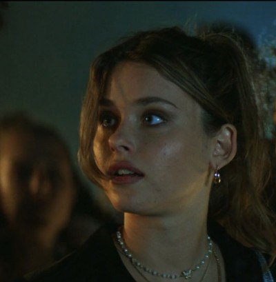 So softly a tender breeze brush against my knees on a summer afternoon
I get to thinking bout' the hazy days
Under August shade that I used to spend with you
I didn't realize it was all I wanted, what I had
My riddled heart I had to cradle back together just to see