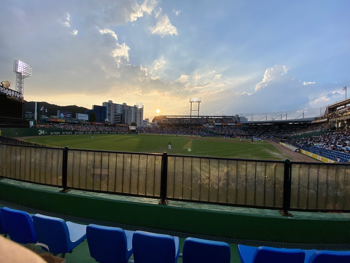 대전에 왔다가 돌아갈 길이 막막해 보게된 한화 케이티전. 
한화 응원가에는 깊은 애환이
담겨 있음을 알게됨.