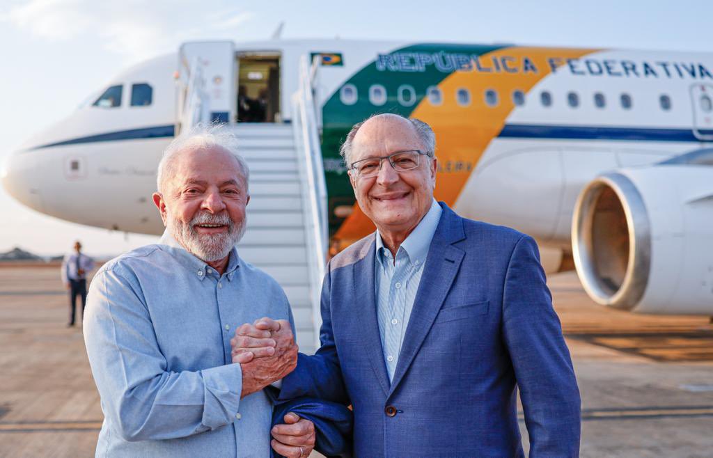 Enquanto me encaminho para a 15ª reunião dos BRICS, em Joanesburgo, o companheiro <a href="/geraldoalckmin/">Geraldo Alckmin 🇧🇷</a> assume mais uma vez à presidência. Serão dias de muito trabalho para fortalecer o nosso bloco, construindo agendas comuns entre os países dos BRICS e buscando ainda mais cooperação