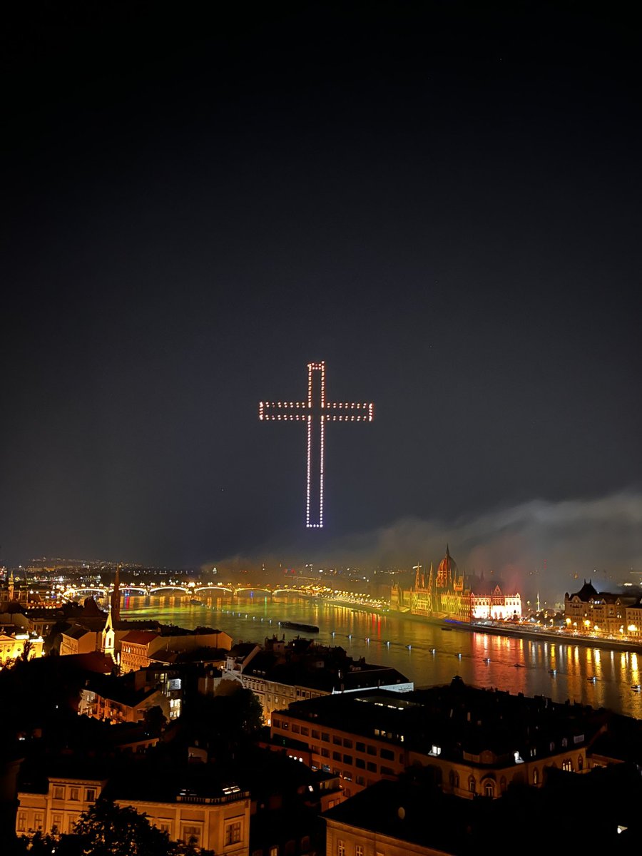 Still can’t get over how the Hungarians ended their annual national holiday celebrating the Feast of St Stephen, Hungary’s first Christian monarch, with drones making cross above Parliament. You’d never see that over US Capitol on July 4. I know why, but still. Go Hungary!