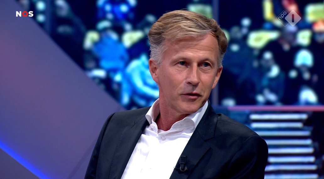Foetbal247TBG's tweet photo. Andries Jonker on Luis Rubiales kissing Jennifer Hermoso on the lips: ''This is unacceptable. It is unbelievable. It is unacceptable. This is not right. Unheard of. No other word for it. You just can't do that.'' #studiovoetbal #FIFAWWC #ESPENG https://t.co/1HM1H3sM6K