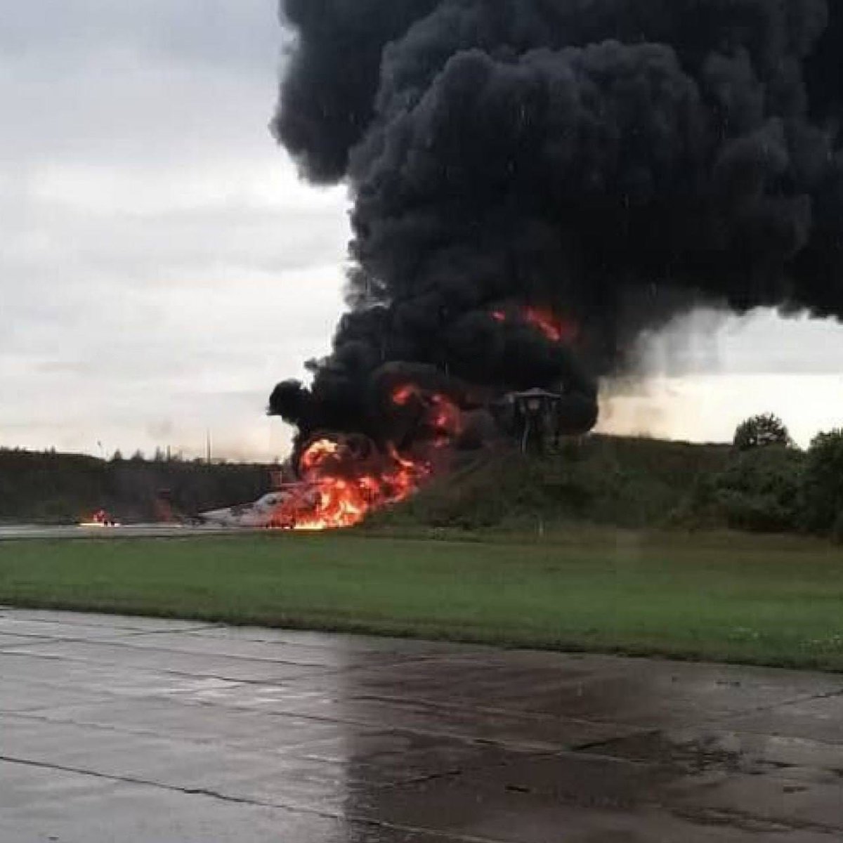 ua_moz's tweet photo. The photos show the #tu22m3 strategic bomber of the #RussianArmy used to target #Ukrainian territory, consumed in flames, at the #Soltsy-2 airfield, 670 km from the border with #Ukraine.
https://t.co/JsJTmibcai https://t.co/g6e74UE8iQ