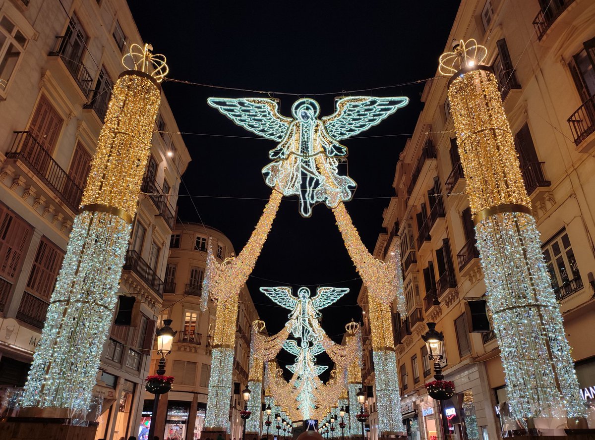 Venga, a desmontar la portada de la #FeriaMLG de calle Larios y al lío.
#Málaga