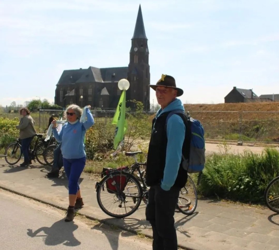 Zusammen mit Michael Zobel und Eva Töller sehen wir uns am Sonntag, den 27.August zum Wald- und Dorfspaziergang in Manheim und im Hambacher Wald.

Treffpunkt 11:30 Uhr "Manheim City", Kirche und Markt, Beginn 12 Uhr, Spaziergang zu den Orten der Zerstörung, den Resten von

1/2