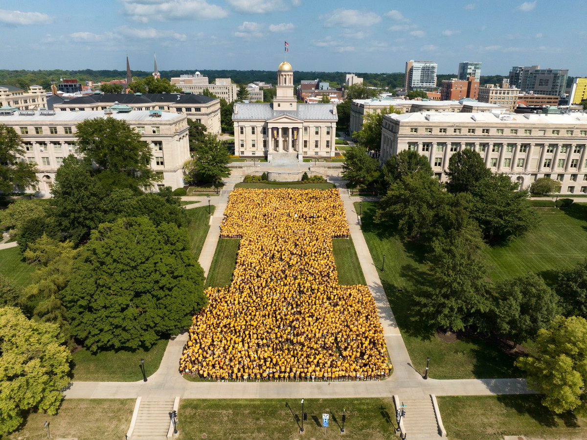 uiowa's tweet photo. First class photo for the Class of 2027. It’s great to be a Hawkeye! https://t.co/2nj9DxEpPG