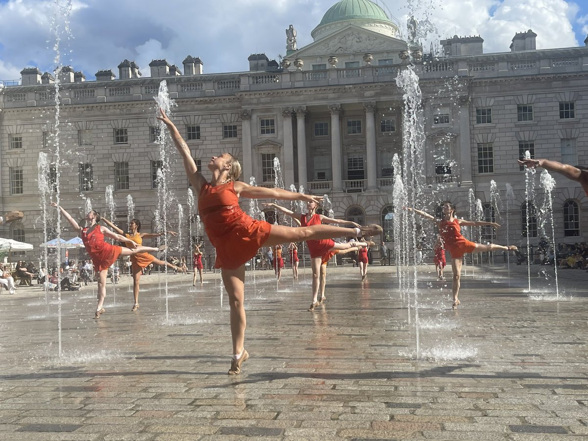 reecemcmahon's tweet image. The most gorgeous afternoon spent watching @SJeyasinghDance #Counterpoint @SomersetHouse Such beautiful activation of public space through movement and music - including by audience playing afterwards!!⛲️