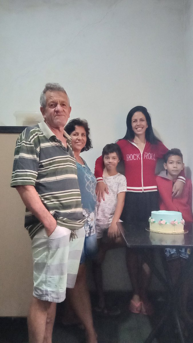 cassianasilvaof's tweet photo. Eu e minha família! 
Obrigada Deus por mais um ano de vida!
3.5 https://t.co/e3kqXontTO