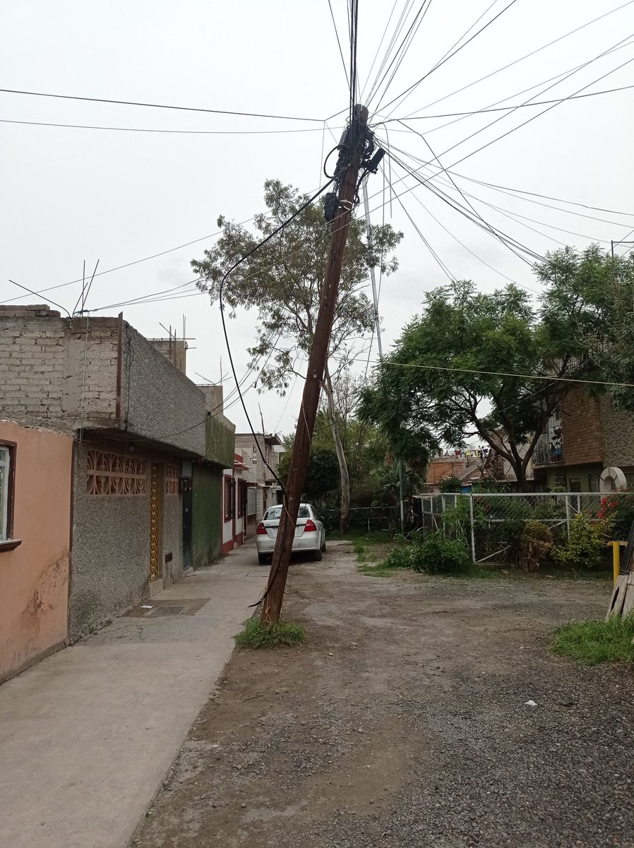 malusa84's tweet photo. @TELMEXSoluciona @Telmex, poste en la colonia Ermita Zaragoza (C.P. 09180), Iztapalapa a punto de caerse tras la intensa lluvia de ayer en la noche @ClaraBrugadaM, por favor apóyennos con este peligro para los vecinos https://t.co/G0RzeP0dqr