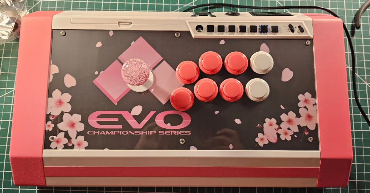 Kitoot's tweet photo. I snagged the very last EL Sakura panel at @EVO from @ArcadeShock After changing the button layout of my @QanbaUSA pearl, installing the pink elements, and getting a clear pink balltop this is by far my favorite arcade stick 😁 https://t.co/ZYv7xUKLD0