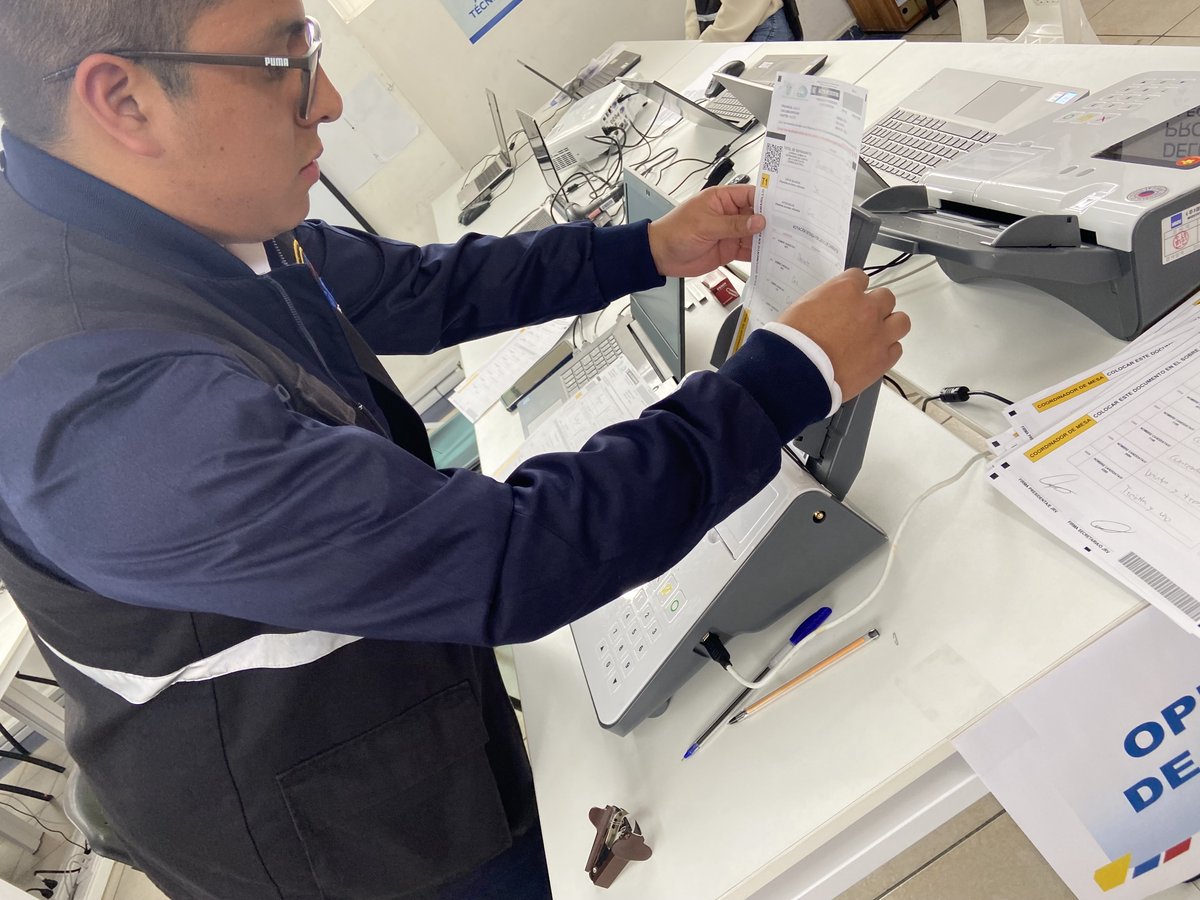 zeyoblockchain's tweet photo. Cuidamos hasta el más mínimo detalle de la #trazabilidad de las elecciones.
En @zeyoblockchain  estuvimos presentes en el simulacro de las elecciones y conteo electoral organizado por el @cnegobec hace unos días.

#blockchain #EleccionesAnticipadas2023 https://t.co/9oa9C7Dwht