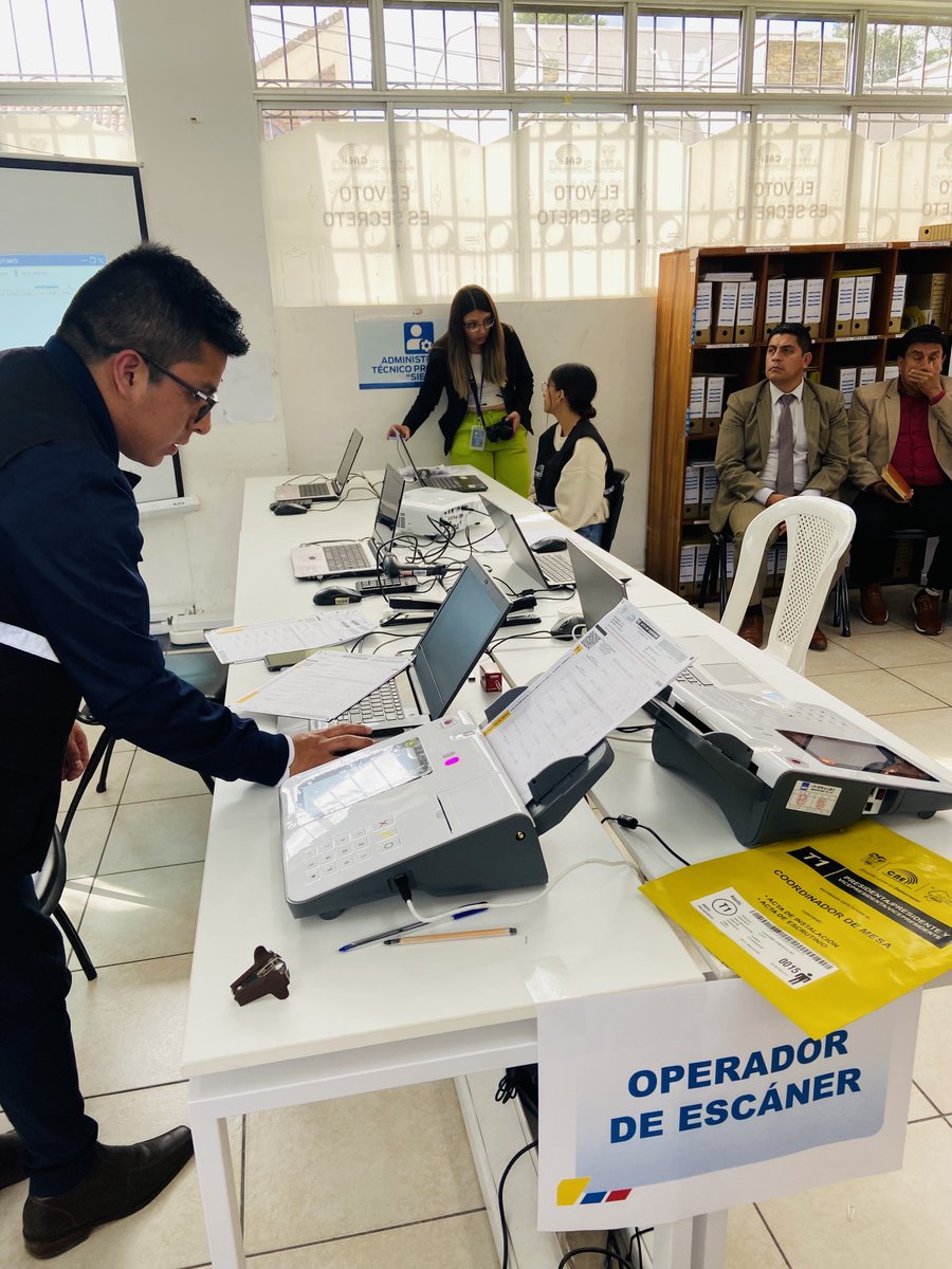 zeyoblockchain's tweet photo. Cuidamos hasta el más mínimo detalle de la #trazabilidad de las elecciones.
En @zeyoblockchain  estuvimos presentes en el simulacro de las elecciones y conteo electoral organizado por el @cnegobec hace unos días.

#blockchain #EleccionesAnticipadas2023 https://t.co/9oa9C7Dwht