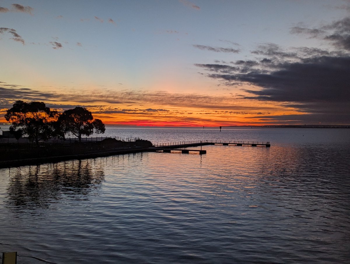 KarenDwyer12's tweet photo. Nice way to start the week #CorioBay #Geelong #sunrise #running https://t.co/rsGQnRXqyk