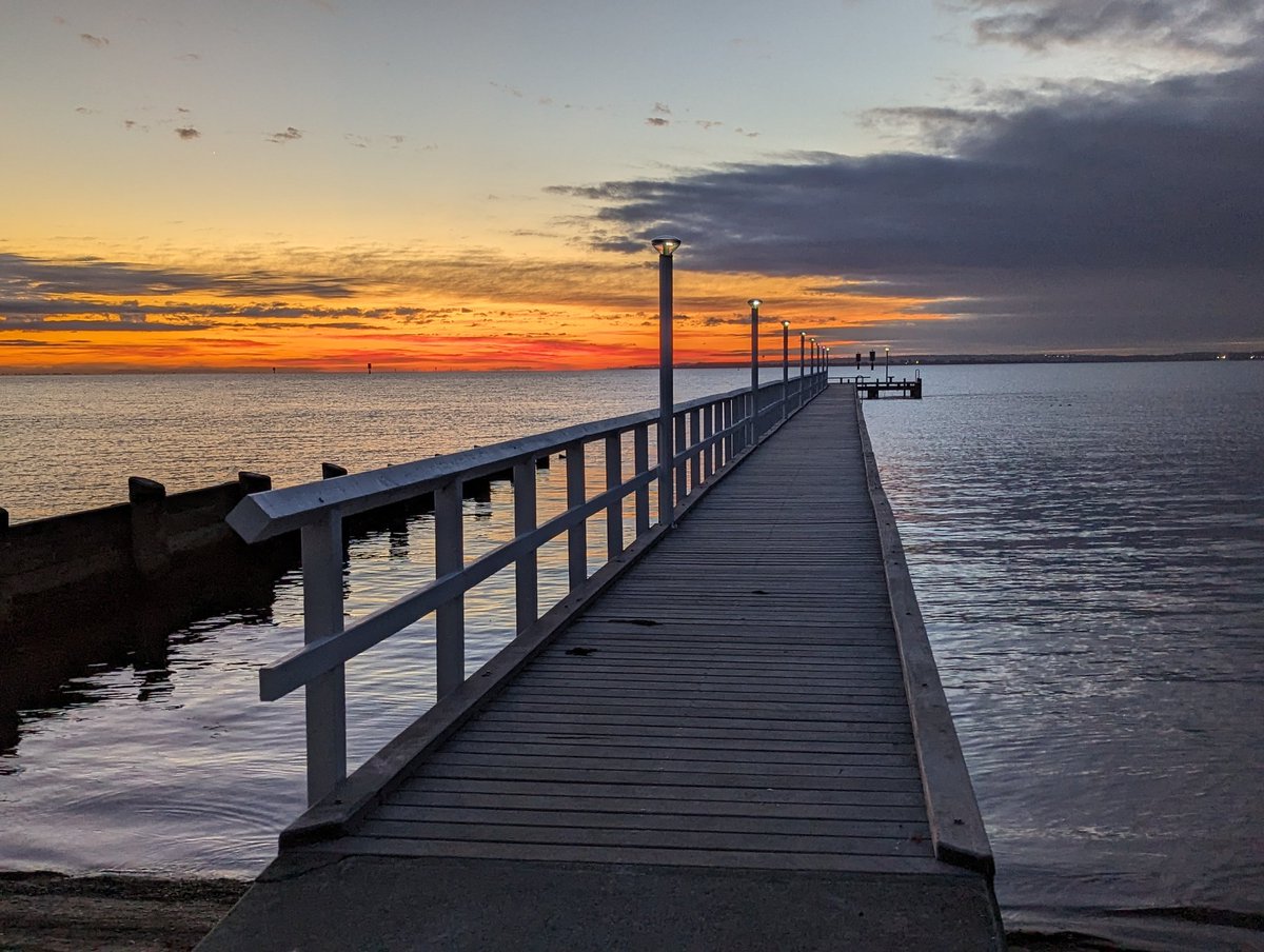 KarenDwyer12's tweet photo. Nice way to start the week #CorioBay #Geelong #sunrise #running https://t.co/rsGQnRXqyk