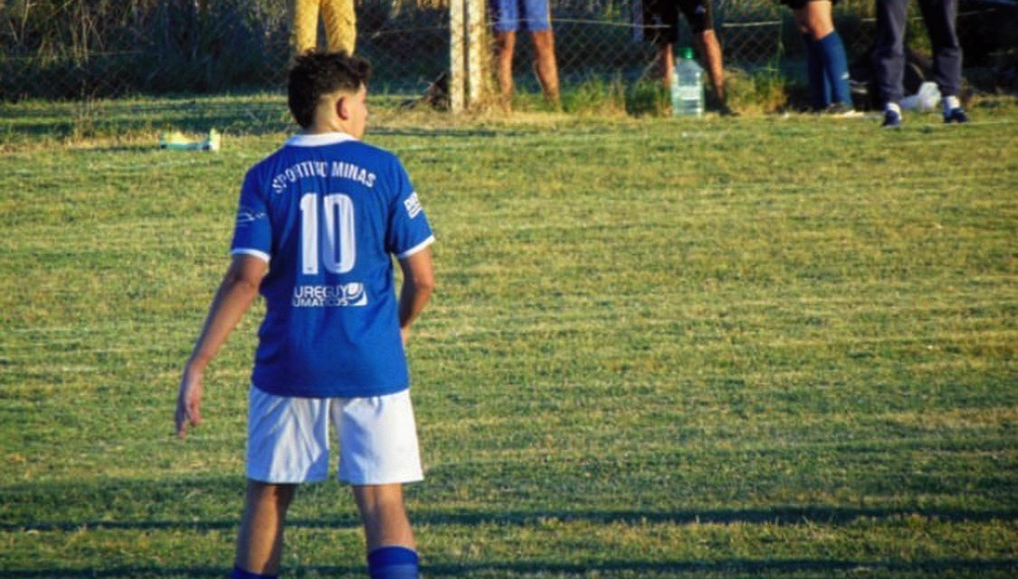 sportivominas's tweet photo. Este domingo debutó en Primera División Thiago Umpiérrez, uno de los capitanes de nuestras formativas, referencia desde la palabra y el ejemplo para sus compañeros en el Complejo Azul.
#IdentidadAzul 🏴 https://t.co/6KrZSsLl9O