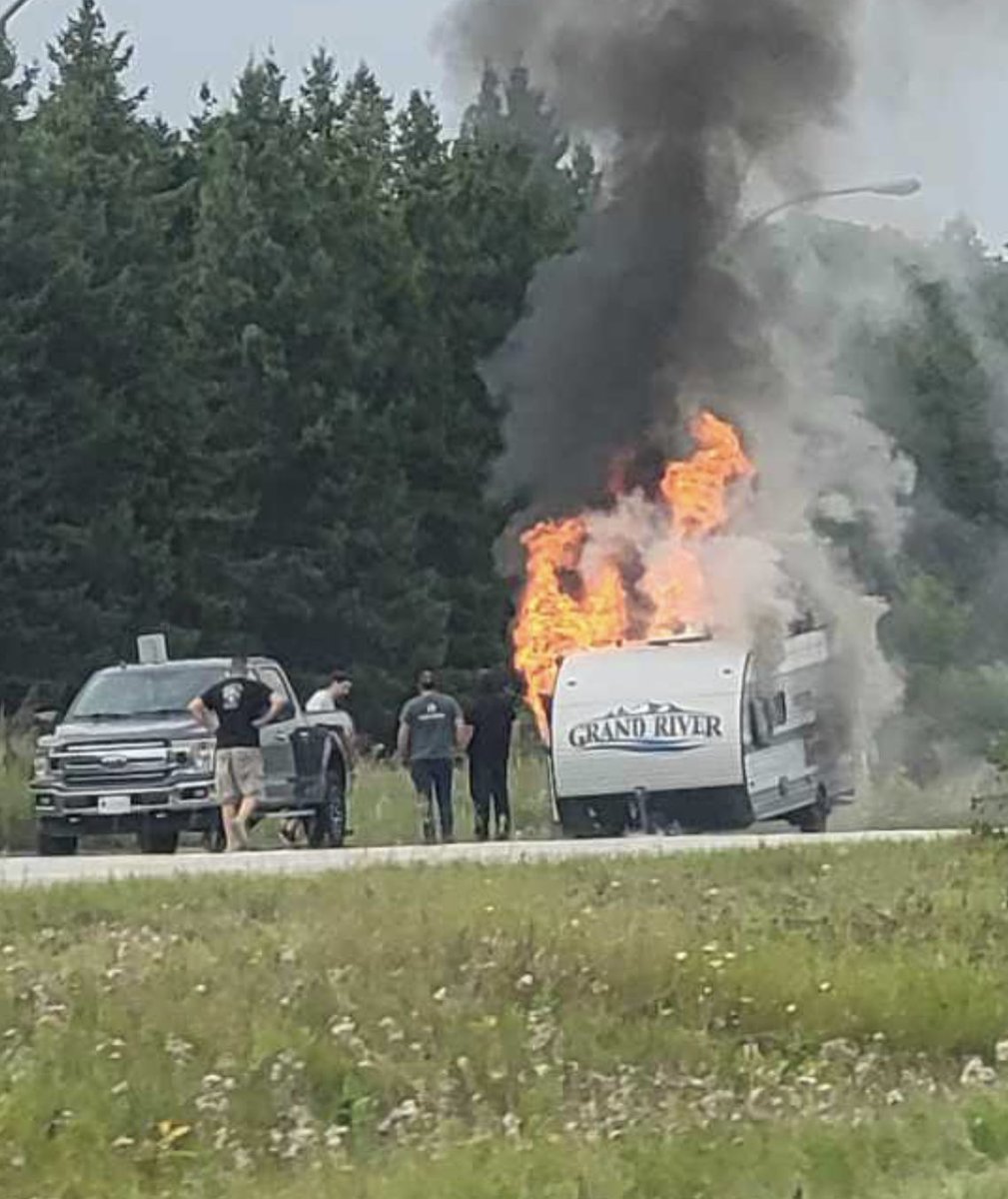 Cameradenuit2's tweet photo. 17h20 Véhicule en feu sur l’aut 5 direction sud à la hauteur de la sortie du village de Chelsea 

Vous avez des photos ou des videos ? info@cameradenuit.ca https://t.co/TUI7CoAJQg