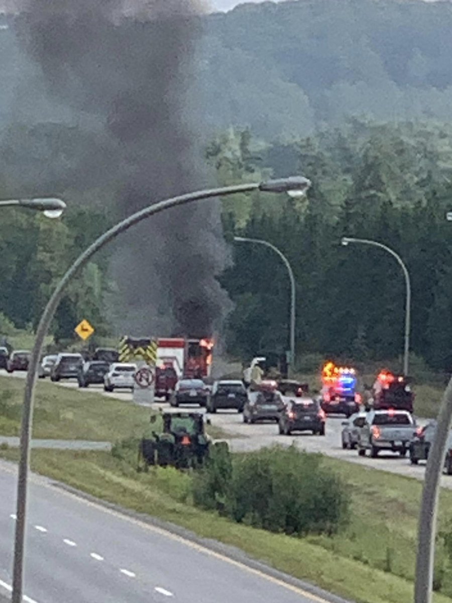 Cameradenuit2's tweet photo. 17h20 Véhicule en feu sur l’aut 5 direction sud à la hauteur de la sortie du village de Chelsea 

Vous avez des photos ou des videos ? info@cameradenuit.ca https://t.co/TUI7CoAJQg